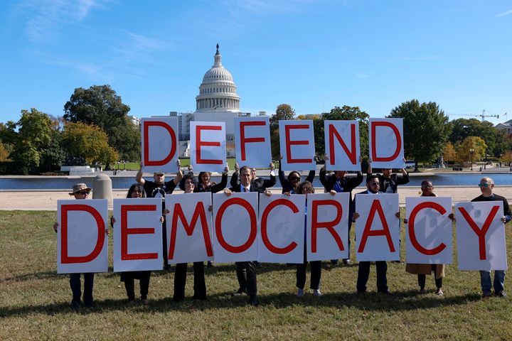 Ακτιβιστές έξω από το Καπιτώλιο ζητούν προάσπιση της Δημοκρατίας