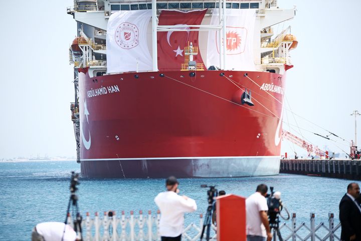 ΜΕΡΣΙΝA, ΤΟΥΡΚΙΑ : Το γεωτρύπανο Abdulhamid Han αγκυροβόλησε ανοιχτά του λιμένα Tasucu της Mersin, Turkiye. Θα πλεύσει από το λιμάνι της πόλης Mersin, στην Τουρκία, για να ξεκινήσει την εξερεύνηση υδρογονανθράκων στη Μεσόγειο Θάλασσα στις 9 Αυγούστου 2022. Το Abdulhamid Han ανέλαβε την αποστολή του γεωτρύπανου μετά από εντολή που έλαβε από την κρατική ενεργειακή εταιρεία Turkish Petroleum Corporation (TPAO). Το τουρκικό γεωτρύπανο Abdulhamid Han έχει μήκος 238 μέτρα (780 πόδια) και πλάτος 42 μέτρα (137 πόδια) και βάρος 68.000 μεικτούς τόνους με μέγιστο βάθος γεώτρησης 12.200 μέτρα (40.026 πόδια). Έχει ύψος πύργου 104 m (341 πόδια) και πλήρωμα 200 ατόμων.(Photo by Serkan Avci/Anadolu Agency via Getty Images)