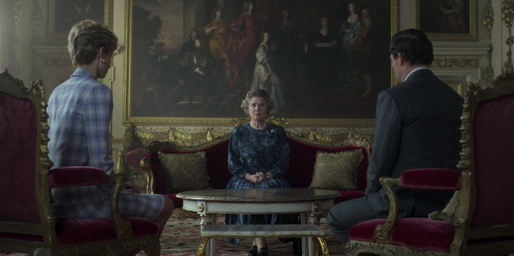 Isabel II junto a Diana y Carlos.