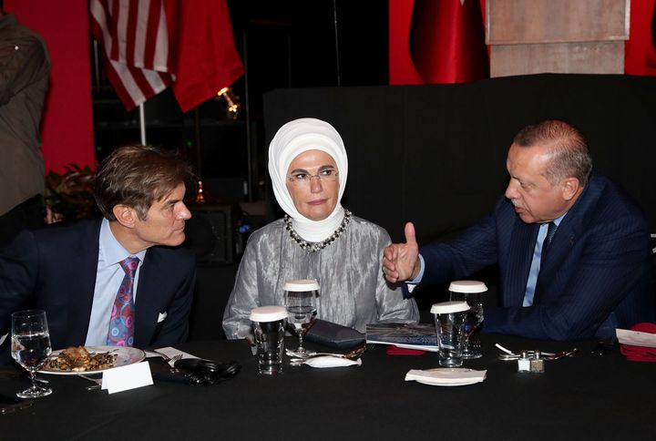 27 Σεπτεμβρίου 2018. Ο διάσημος χειρούργος Δόκτρωρ Μεχμέτ Οζ, Αμερικανός Τουρκικής καταγωγής, εδώ με τον Ταγίπ Ερντογάν και την σύζυγο του Τούρκου Προέδρου Εμινέ. (Photo by Kayhan Ozer/Anadolu Agency/Getty Images)
