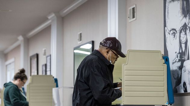 中間選挙で投票する人々（ネブラスカ州オマハ 2022年11月8日）
