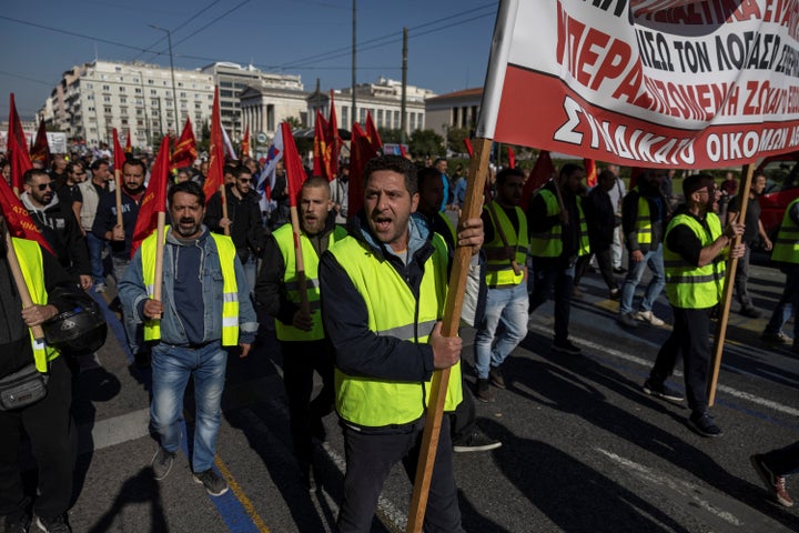 Μέλη του ΠΑΜΕ φωνάζουν συνθήματα καθώς διαδηλώνουν κατά τη διάρκεια της 24ωρης γενικής απεργίας, στην Αθήνα, Ελλάδα, 9 Νοεμβρίου 2022. REUTERS/Alkis Konstantinidis GREECE OUT. NO EDITORIAL SALES IN GREECE.