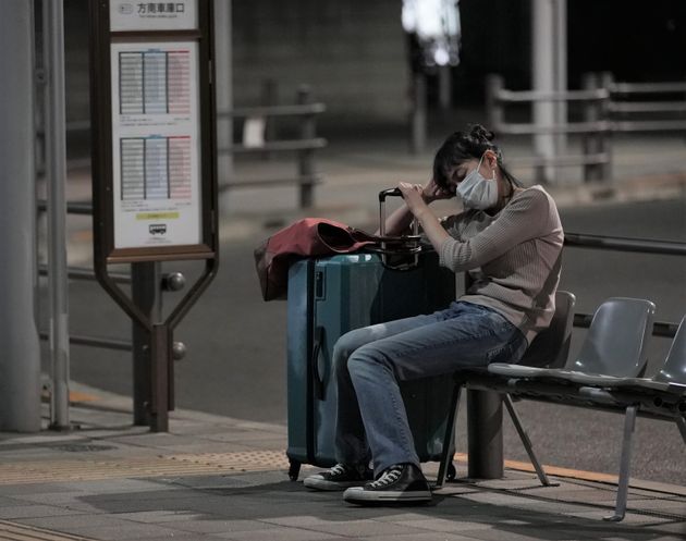 「夜明けまでバス停で」