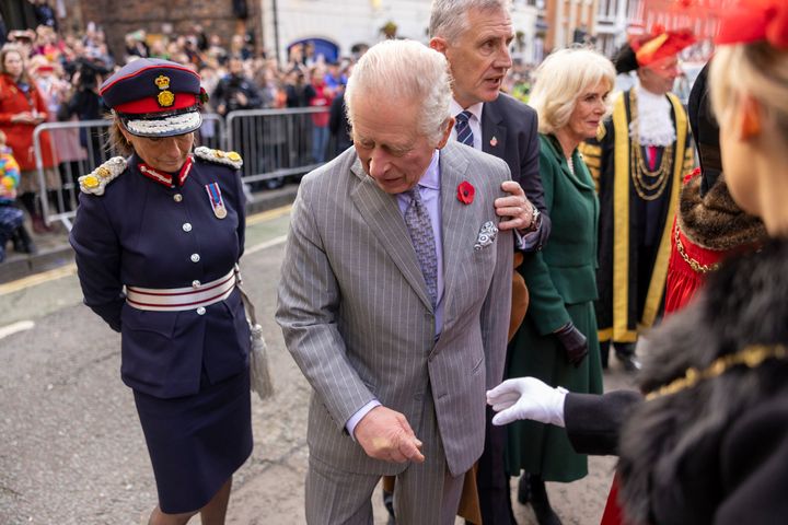 Ο βασιλιάς της Βρετανίας Κάρολος Γ΄ αντιδρά μετά από ρίψη αυγού στην κατεύθυνση του καθώς έφτασε για μια τελετή στο Micklegate Bar, όπου ο μονάρχης καλωσορίζεται παραδοσιακά στο Γιορκ της Αγγλίας, Τετάρτη 9 Νοεμβρίου 2022. (James Glossop/Pool Photo via AP)