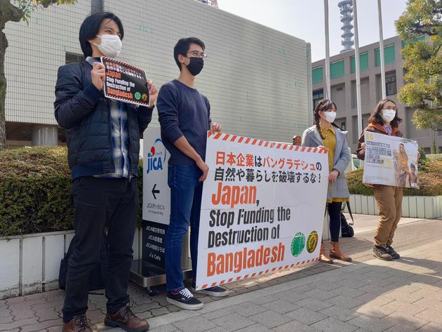 国際協力機構（JICA）の建物の前で抗議活動をするFridays For Future ジャパンのメンバー