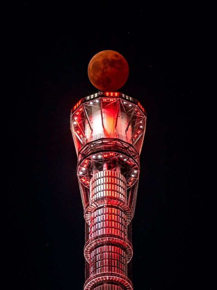 凄すぎ 皆既月食とスカイツリーのコラボ写真が 日本一のベストショット と話題 画像集 ハフポスト アートとカルチャー 凄すぎ 皆既月食とスカイツリーのコラボ写真が 日本一のベストショット と話題 画像集 ハフポスト アートとカルチャー