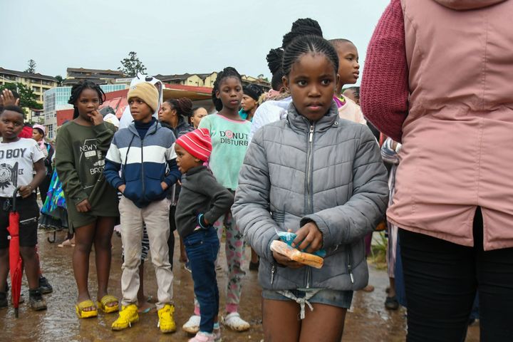 南アフリカの東部ダーバンで豪雨が続き、広範囲に洪水が発生。食糧支援に並ぶ子どもたちの様子（2022年4月12日撮影）