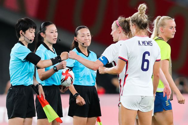 東京五輪・サッカー女子1次リーグ／スウェーデン対アメリカ戦で審判を担った（左から）坊薗真琴さん、山下良美さん、手代木直美さん。AFCチャンピオンズリーグでも3人が審判を務めた