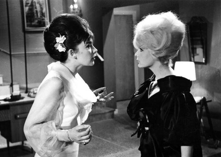 Η Νίτσα Μαρούδα με τη Τζένη Καρέζη στην ταινία «Δεσποινίς Διευθυντής» (1964, Φίνος Φιλμ)