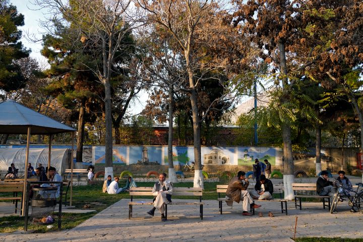 Αφγανοί άνδρες περνούν το χρόνο τους σε ένα πάρκο, στην Καμπούλ του Αφγανιστάν, Πέμπτη, 10 Νοεμβρίου 2022. Οι Ταλιμπάν απαγόρευσαν στις γυναίκες να χρησιμοποιούν γυμναστήρια και πάρκα στο Αφγανιστάν, Πέμπτη, 10 Νοεμβρίου. Ο κανόνας, που τίθεται σε ισχύ αυτή την εβδομάδα , είναι το τελευταίο διάταγμα της ομάδας για πάταξη των δικαιωμάτων και των ελευθεριών των γυναικών.