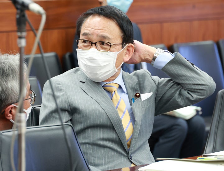 参院法務委員会の開会を待つ葉梨康弘法務大臣