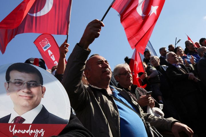 Οι υποστηρικτές του δημάρχου της Κωνσταντινούπολης Εκρέμ Ιμάμογλου διαδηλώνουν καθώς το τουρκικό δικαστήριο καταλήγει σε ετυμηγορία στη δίκη του. Ο Ιμάμογλου κατηγορείται ότι προσέβαλε κρατικούς αξιωματούχους με σχόλια που έκανε κατά τις εκλογές του 2019, με τους εισαγγελείς να ζητούν την επιβολή πολιτικής απαγόρευσης σε αυτόν , στην Κωνσταντινούπολη, Τουρκία, 11 Νοεμβρίου 2022. REUTERS/Umit Bektas