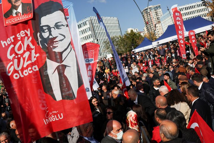 Οι υποστηρικτές του δημάρχου της Κωνσταντινούπολης Εκρέμ Ιμάμογλου διαδηλώνουν καθώς το τουρκικό δικαστήριο καταλήγει σε ετυμηγορία στη δίκη του. O Ιμάμογλου κατηγορείται ότι προσέβαλε κρατικούς αξιωματούχους με σχόλια που έκανε κατά τις εκλογές του 2019, με τους εισαγγελείς να ζητούν την επιβολή πολιτικής απαγόρευσης σε αυτόν , στην Κωνσταντινούπολη, Τουρκία, 11 Νοεμβρίου 2022. REUTERS/Umit Bektas