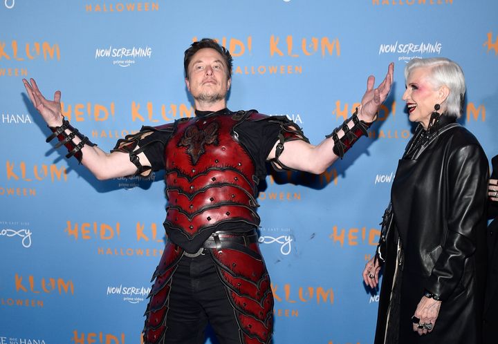 Ο Elon Musk, αριστερά, και η μητέρα του Maye Musk παρευρίσκονται στο 21ο ετήσιο Halloween πάρτι της Heidi Klum στο Sake No Hana στο Moxy Lower East Side τη Δευτέρα 31 Οκτωβρίου 2022 στη Νέα Υόρκη.