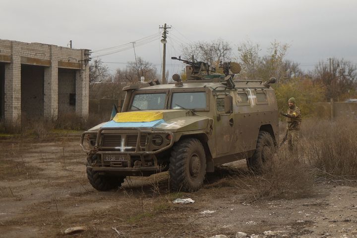 Ένας ουκρανός στρατιώτης στέκεται δίπλα σε ένα ρωσικό τεθωρακισμένο στο χωριό Blahodatne, το οποίο ανακαταλήφθηκε από τις ουκρανικές Ένοπλες Δυνάμεις πριν από μια ημέρα, εν μέσω της επίθεσης της Ρωσίας στην Ουκρανία, στην περιοχή Kherson, Ουκρανία, 11 Νοεμβρίου 2022. REUTERS/Valentyn Ogirenko