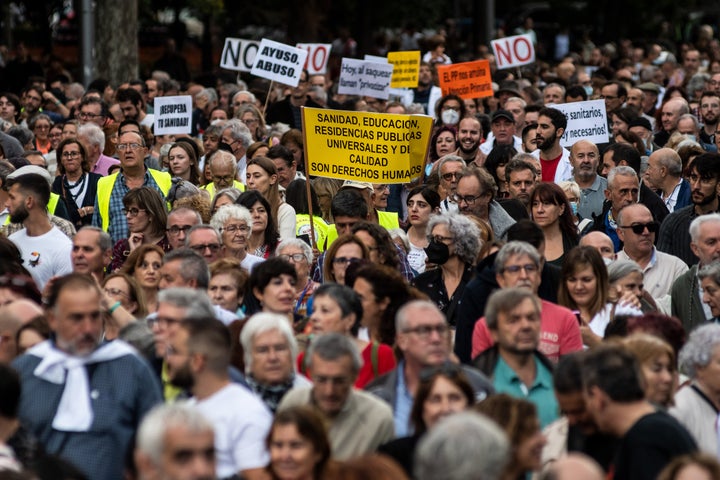 Por qué sanitarios y pacientes llaman a manifestarse este domingo en Madrid (Huff post) Manifestación del 22 de octubre por la sanidad pública, en Madrid.