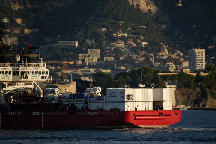 Το ανθρωπιστικό πλοίο Ocean Viking εισέρχεται στο λιμάνι της Τουλόν της Γαλλίας, Παρασκευή, 11 Νοεμβρίου 2022. Το σκάφος με νορβηγική σημαία, το οποίο μισθώνει η ΜΚΟ SOS Méditerranée, βρισκόταν στη θάλασσα για σχεδόν τρεις εβδομάδες μεταφέροντας περίπου 230 μετανάστες. Η Ιταλία είχε αρνηθεί να επιτρέψει στους μετανάστες να αποβιβαστούν στο ιταλικό έδαφος. (AP Photo/Daniel Cole)