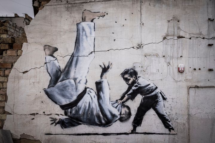 子どもが柔道着を着た男性を床に投げ飛ばしている絵（2022年11月11日撮影）