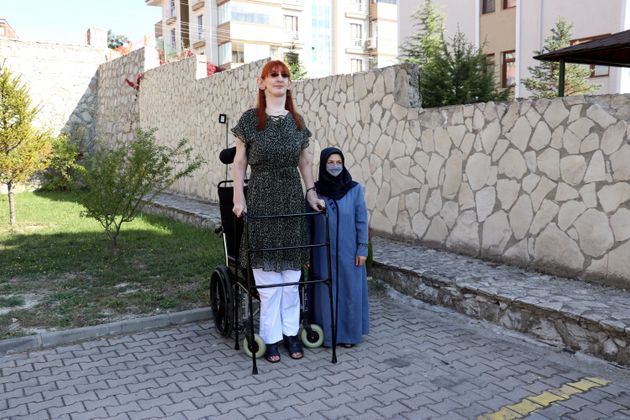 「世界一背の高い存命中の女性」トルコ人のルメイサ・ゲルギさん（左）