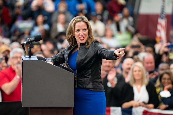 Les démocrates balayent les négationnistes des élections du GOP dans les courses sur le champ de bataille pour le secrétaire d'État 2 La secrétaire d'État du Michigan, Jocelyn Benson (D), a battu la négationniste républicaine Kristina Karamo pour remporter un deuxième mandat et aider les démocrates à balayer les théoriciens du complot du GOP dans les principales courses du secrétaire d'État.