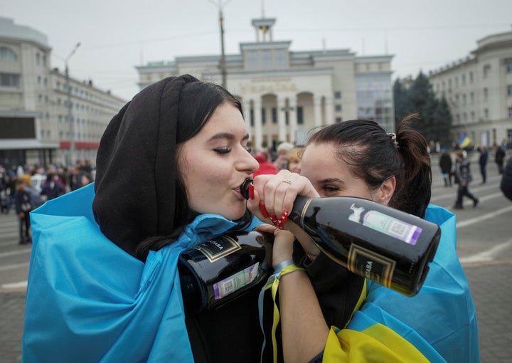 Local residents celebrate after Russia's retreat from Kherson, in central Kherson, Ukraine November 12, 2022. REUTERS/Lesko Kromplitz