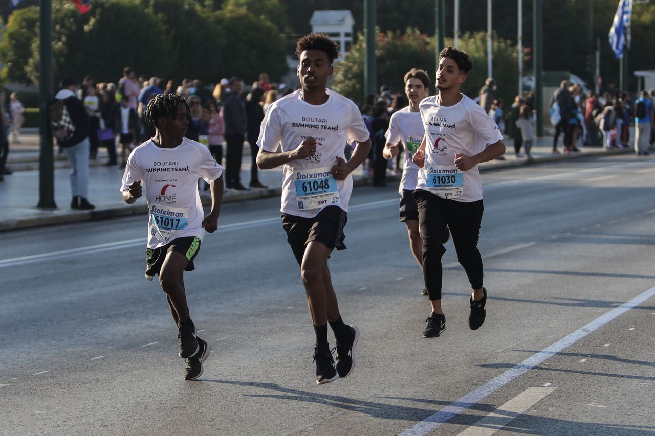 Αθλήτριες και αθλητές από 92 χώρες, κάθε ηλικίας, με χαμόγελο και φέροντας το δικός τους ξεχωριστό μήνυμα συμμετείχαν στο 39ο Αυθεντικό Μαραθώνιο της Αθήνας.