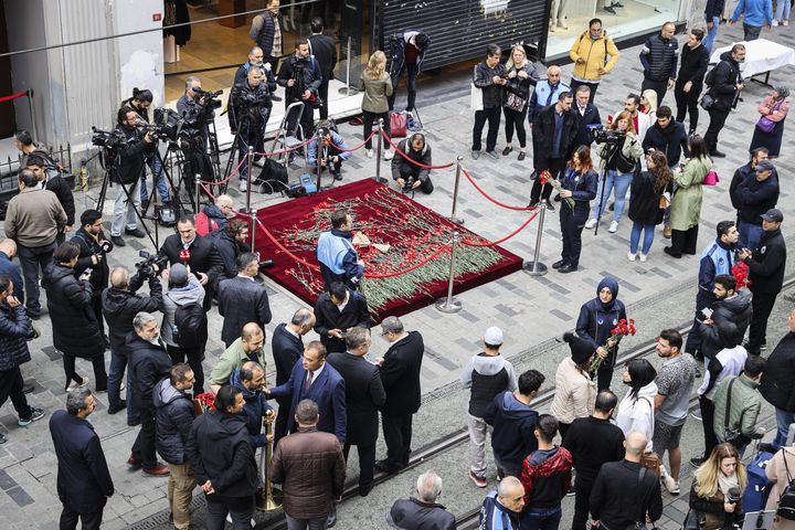 14 Νοεμβρίου 2022 Τούρκοι αφήνουν λουλούδια στο σημείο της βομβιστικής επίθεσης.