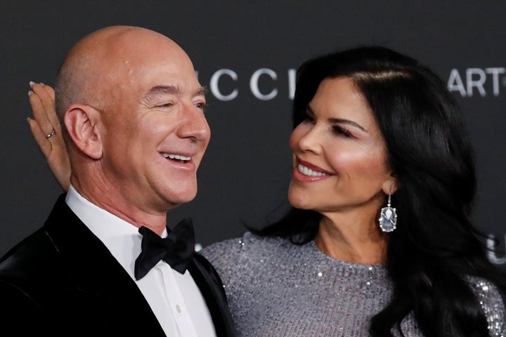 Ο ιδρυτής της Amazon Jeff Bezos και η Lauren Sanchez ποζάρουν στο LACMA Art+Film Gala στο Λος Άντζελες, Καλιφόρνια, ΗΠΑ, 6 Νοεμβρίου 2021. REUTERS/Mario Anzuoni