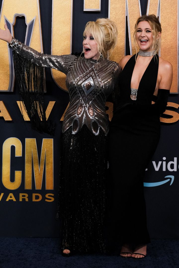 Η Kelsea Ballerini και η Dolly Parton παρευρίσκονται στα 57α Ετήσια Βραβεία της Ακαδημίας της Country Music στο Λας Βέγκας, Νεβάδα, ΗΠΑ, 7 Μαρτίου 2022. REUTERS/Maria Alejandra Cardona