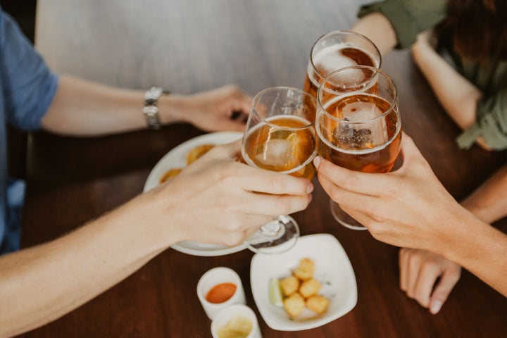 Un grupo de amigos brindando con cerveza.