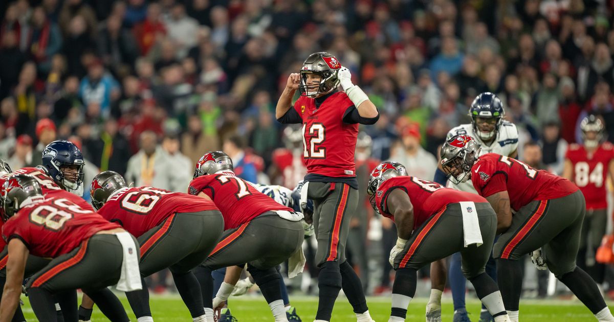 Tom Brady slips, called for tripping on failed Bucs trick play vs