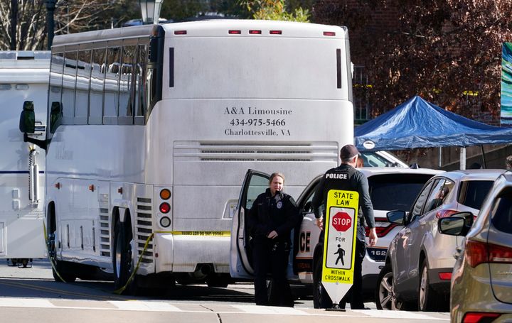 Οι αστυνομικοί ερευνητές εργάζονται γύρω από ένα λεωφορείο το οποίο πιστεύεται ότι είναι ο τόπος πυροβολισμών κατά τη διάρκεια της νύχτας στους χώρους του Πανεπιστημίου της Βιρτζίνια τη Δευτέρα, 14 Νοεμβρίου 2022 στο Charlottesville
