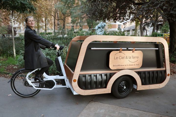Η διευθύντρια του γραφείου τελετών Iζαμπέλ Πλουμερό ποζάρει με τη νεκροφόρα- ποδήλατό της, μια εναλλακτική λύση στο παραδοσιακό μηχανοκίνητο όχημα, στο Παρίσι, Γαλλία, 2 Νοεμβρίου 2022. REUTERS/Yiming Woo