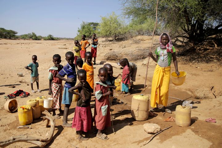 Παιδιά παίρνουν νερό από ένα σκαμμένο πηγάδι εν μέσω ξηρασίας στο χωριό Kinya, στην κομητεία Samburu, στην Κένυα, την Πέμπτη, 13 Οκτωβρίου 2022. Το οκτάκις δισεκατομμυριοστό μωρό στη Γη πρόκειται να γεννηθεί σε έναν πλανήτη που γίνεται όλο και πιο ζεστός. Αλλά οι ειδικοί στην επιστήμη του κλίματος και στον πληθυσμό λένε ότι τα δύο ζητήματα δεν είναι τόσο συνδεδεμένα όσο φαίνονται. (AP Photo/Brian Inganga)