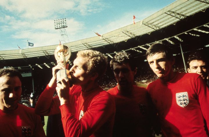 Ο Μπόντι Μουρ φιλά το Κύπελλο (1966) 