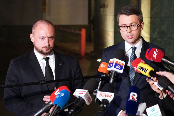 Ο επικεφαλής του Γραφείου Εθνικής Ασφάλειας, Jacek Siewiersk (αριστερα), και ο εκπρόσωπος της πολωνικής κυβέρνησης, Piotr Muller, κάνουν δήλωση μετά από μια συνάντηση κρίσης του Γραφείου Εθνικής Ασφάλειας, στη Βαρσοβία, στις 15 Νοεμβρίου 2022.