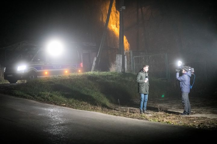 爆発があったプシェボドフ村でレポートするメディア（11月16日撮影）