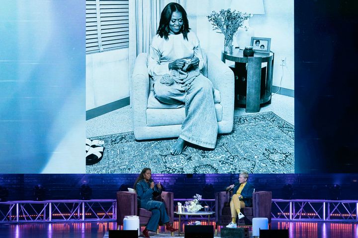 Η Michelle Obama μιλά με την Ellen DeGeneres καθώς κυκλοφορεί το νέο της βιβλίο «The Light We Carry: Overcoming in Uncertain Times». στο Warner Theatre στην Ουάσιγκτον, Τρίτη, 15 Νοεμβρίου 2022. ( AP Photo/Jose Luis Magana)
