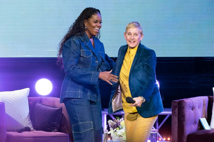 Η Michelle Obama μιλά με την Ellen DeGeneres καθώς κυκλοφορεί το νέο της βιβλίο «The Light We Carry: Overcoming in Uncertain Times». στο Warner Theatre στην Ουάσιγκτον, Τρίτη, 15 Νοεμβρίου 2022. ( AP Photo/Jose Luis Magana)