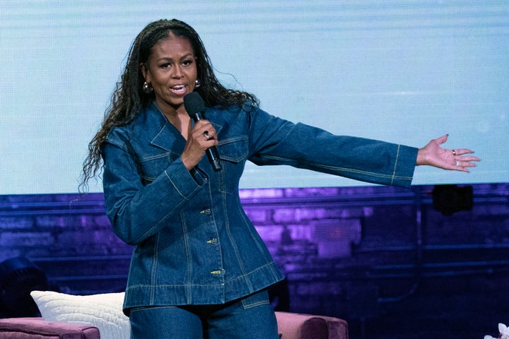 Η Michelle Obama μιλά με την Ellen DeGeneres καθώς κυκλοφορεί το νέο της βιβλίο «The Light We Carry: Overcoming in Uncertain Times». στο Warner Theatre στην Ουάσιγκτον, Τρίτη, 15 Νοεμβρίου 2022. ( AP Photo/Jose Luis Magana)