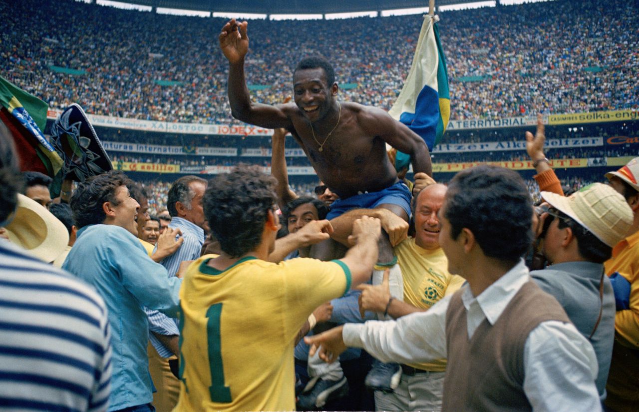 Μέξικο Σίτι, Στάδιο Αζτέκα, 21 Ιουνίου 1970 - Ο Πελέ πανηγυρίζει την τρίτη κατάκτηση του τροπάιου Ζιλ Ριμέ, μετά τη νίκη της Βραζιλίας με 4-1 επί της Ιταλίας.Με το νούμερο 11 στην πλάτη ο σπουδαίος Ρομπέρτο Ριβελίνο.