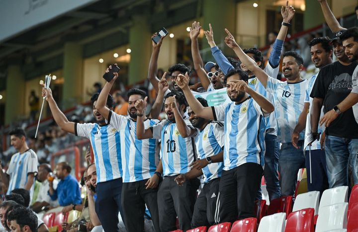 Oπαδοί της Αργεντινής σηκώνουν πανό στις εξέδρες ενόψει του φιλικού αγώνα ποδοσφαίρου μεταξύ της Αργεντινής και των Ηνωμένων Αραβικών Εμιράτων στο στάδιο Mohammed Bin Zayed στο Άμπου Ντάμπι, στις 16 Νοεμβρίου 2022. (
