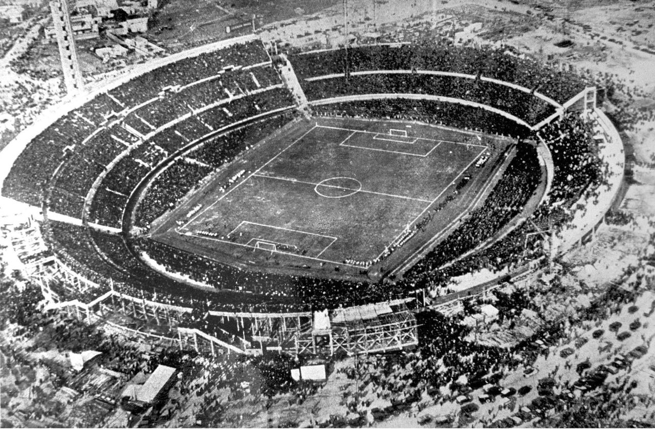 Εναέρια φωτογραφία του σταδίου Σεντενάριο στο Μοντεβιδέο της Ουρουγουάης, στις 30 Ιουλίου 1930 κατά τη διάρκεια του τελικού του 1ου Παγκοσμίου Κυπέλλου στον οποίο η Ουρουγουάη νίκησε την Αργεντινή με 4-2.