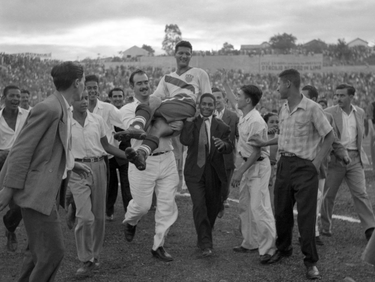 Ο σέντερ φορ των ΗΠΑ Τζόι Γκάτζενς στους ώμους των φιλάθλων μετά την νίκη επί της Αγγλίας με 1-0 στο Στάδιο Ιντεπεντένσια του Μπέλο Οριζόντε της Βραζιλίας, στις 28 Ιουνίου 1950.