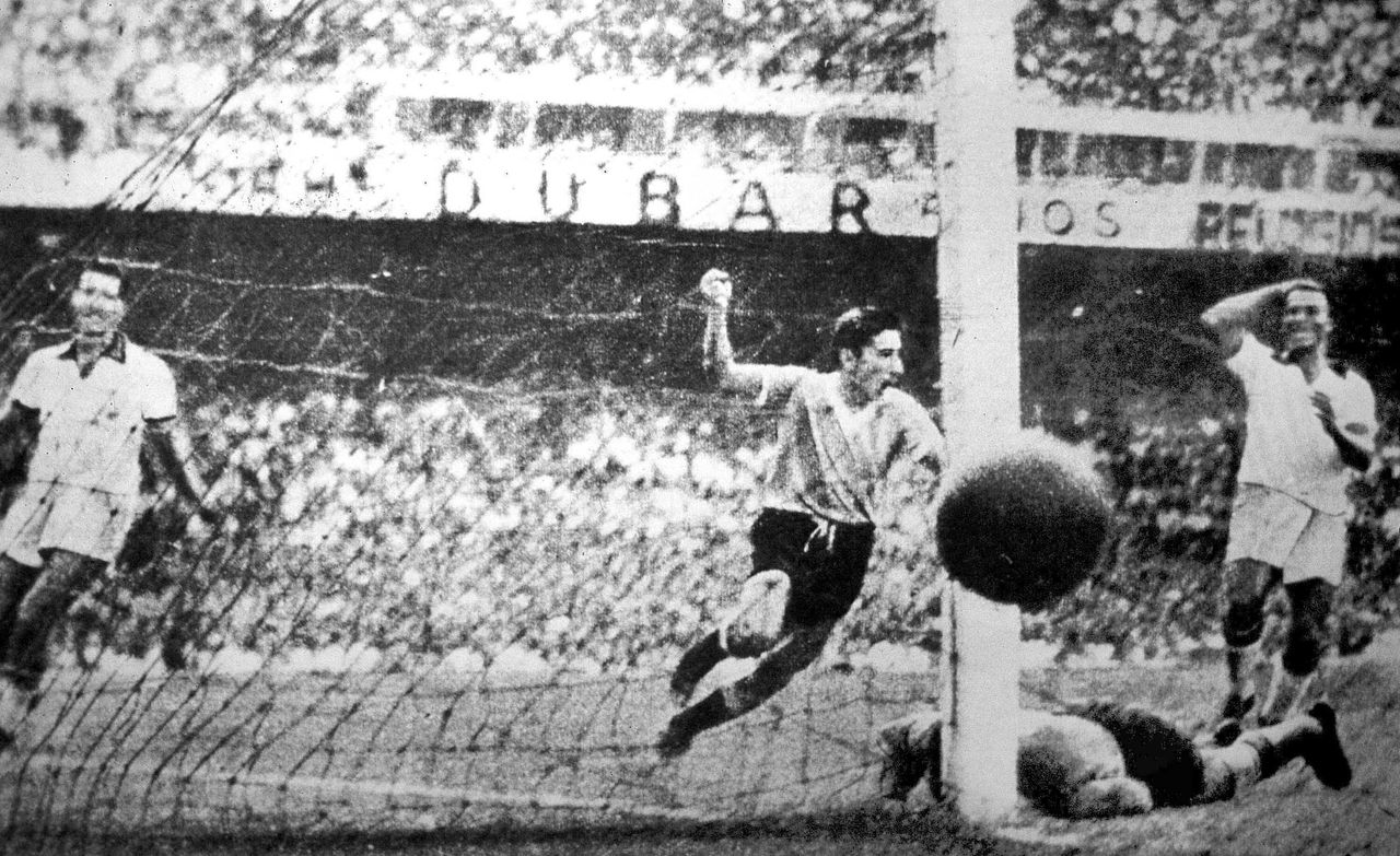 Ο Αλσίντες Γκίτζα σκοράρει στον τελικό του Παγκοσμίου Κυπέλλου ενάντια στη Βραζιλία, στέλνοντας την μπάλα στα δίχτυα του Μοασίρ Μπαρμπόσα, στο Στάδιο Μαρακανά στο Ρίο ντε Τζανέιρο της Βραζιλίας στις 16 Ιουλίου 1950. Η Ουρουγουάη κέρδισε με 2-1. Ο αγώνας έμεινε στην ιστορία με το όνομα «Μαρακανάτζο».