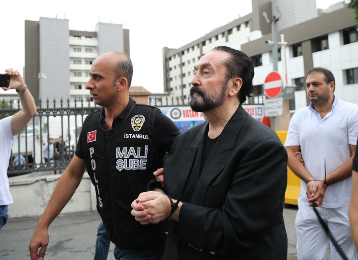 Ο τηλεευαγγελιστής Aντνάν Οκτάρ και άλλοι ύποπτοι μεταφέρονται στο Κτήριο Πρόσθετων Υπηρεσιών του Νοσοκομείου Εκπαίδευσης και Έρευνας πριν δικαστούν στην Κωνσταντινούπολη, Τουρκία στις 18 Ιουλίου 2018.