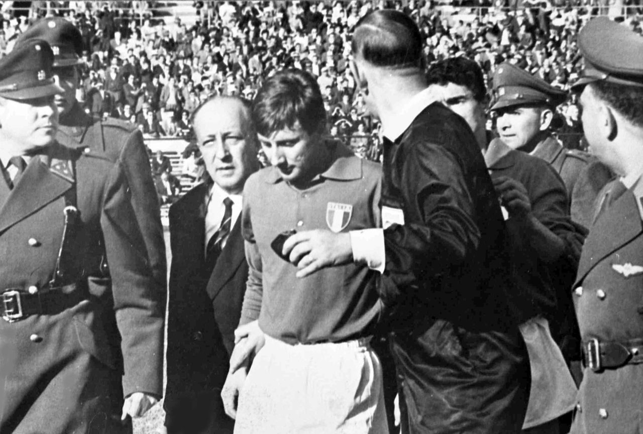 Ο Ιταλός επιθετικός Τζόρτζιο Φερίνι, αποβάλλεται από τον Βρετανό διαιτητή Κεν Άστον, μετά από ένα επεισόδιο κατά τη διάρκεια του πρώτου ημιχρόνου του αγώνα με τη Χιλή στο Στάδιο Νασιονάλ στο Σαντιάγο, στις 2 Ιουνίου 1962. Ο Φερίνι αρνήθηκε να φύγει από το γήπεδο και απομακρύνθηκε από αστυνομικούς. Ο αγώνας έχει χαρακτηριστεί ως « Η Μάχη του Σαντιάγο».