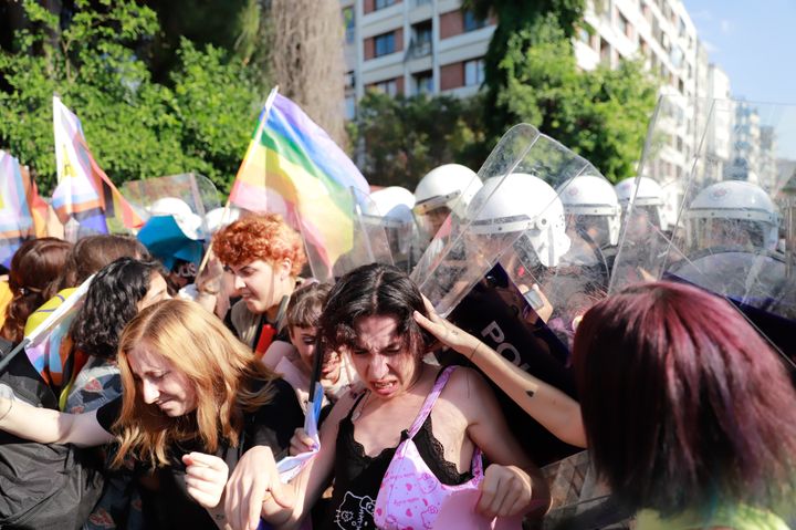 Μέλη της ΛΟΑΤΚΙ κοινότητας συγκρούονται με αστυνομικούς κατά τη διάρκεια της 10ης Πορείας Υπερηφάνειας στη Σμύρνη, Τουρκία, την Κυριακή 26 Ιουνίου 2022.