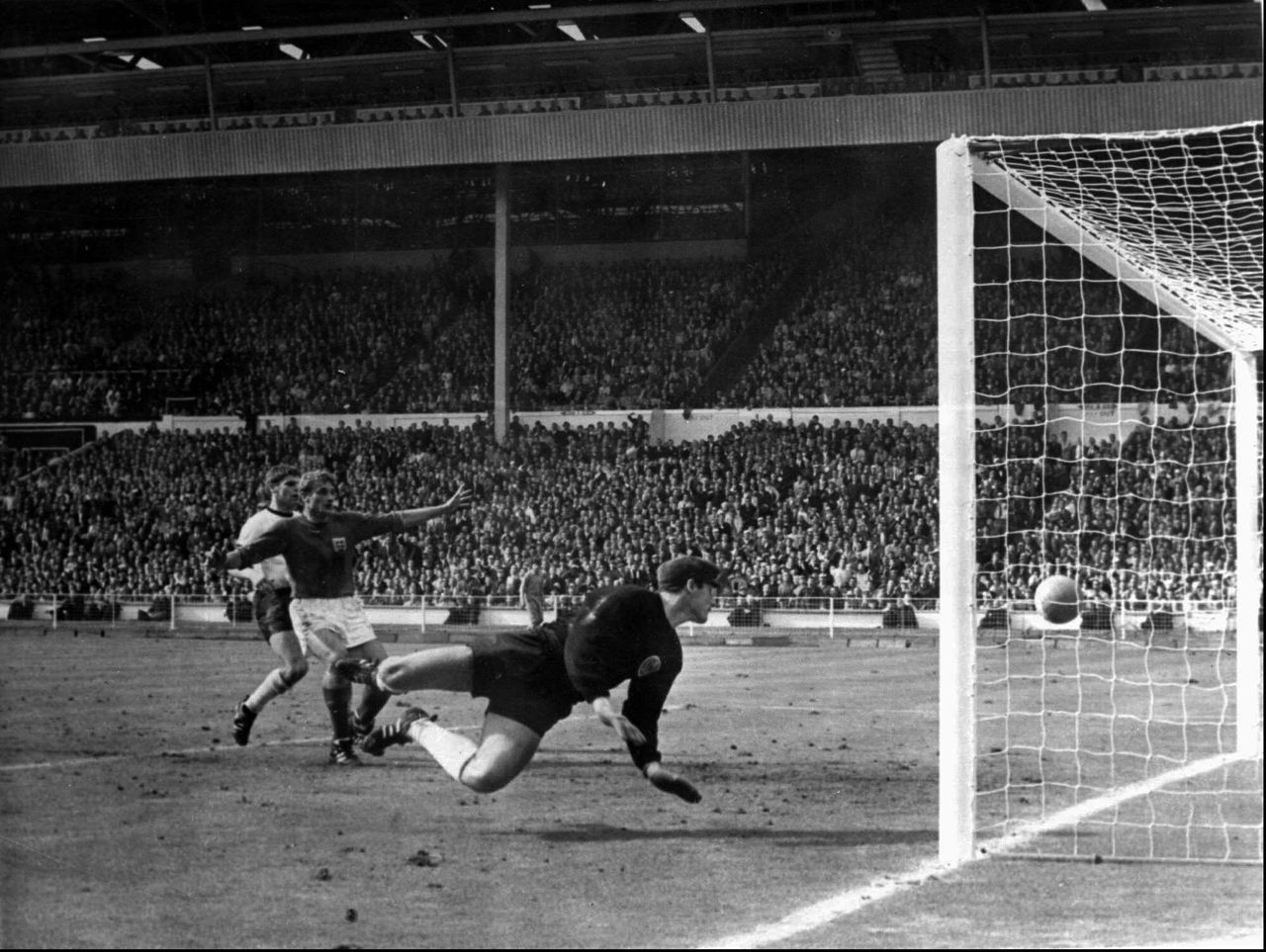 Το σουτ του Τζεφ Χαρστ στον τελικό του 1966, αναπηδά στην γραμμή του τέρματος του Γερμανού Χανς Τιλκόφσκι, στον τελικό στο Γουέμπλεϊ του Λονδίνου στις 30 Ιουλίου 1966. Η Αγγλία θα κατακτήσει το κύπελλο νικώντας την Δυτική Γερμανία με 4-2 στην παράταση.