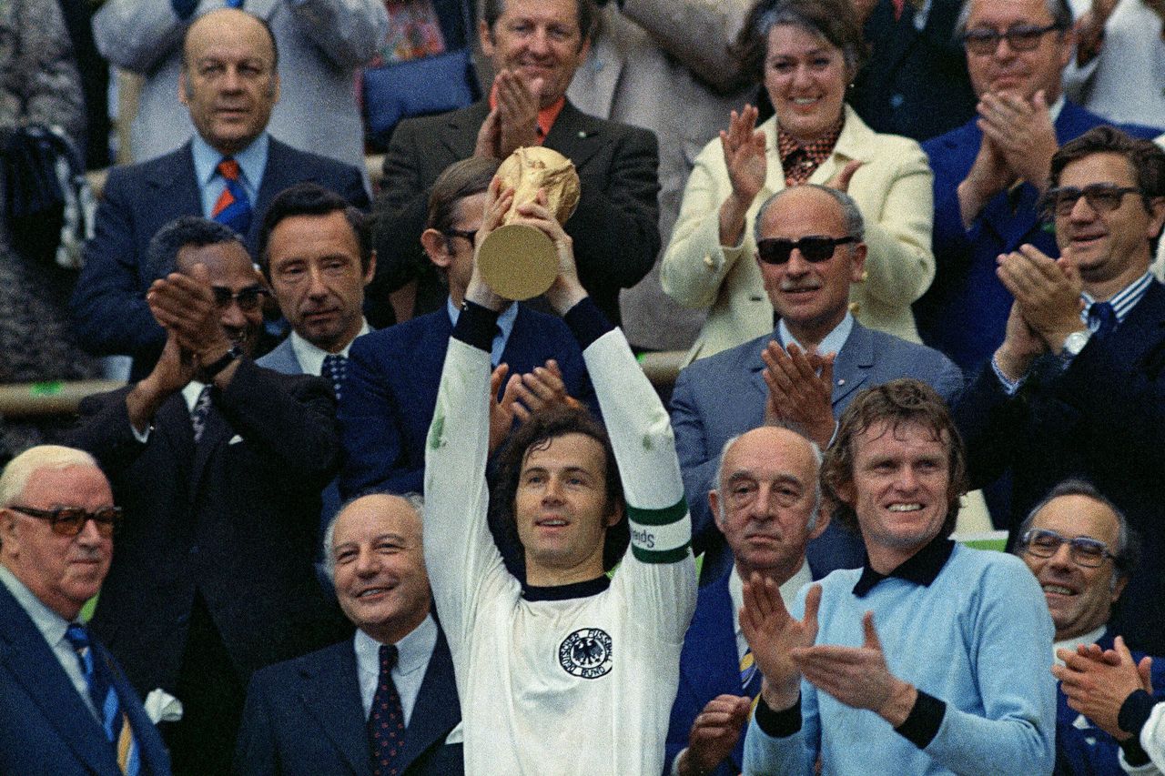 Ο αρχηγός της Δυτικής Γερμανίας, Φραντς Μπέκενμπαουερ σηκώνει το κύπελλο της FIFA μετά την νίκη με 2-1 επί της Ολλανδίας στον τελικό, στο Ολυμπιακό Στάδιο του Μονάχου, στις 7 Ιουλίου 1974. Δίπλα του ο τερματοφύλακας Σεπ Μάγιερ.